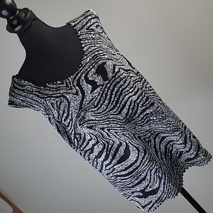 Belle Amie sz XL poly spandex blend top with cutout neckline & hem